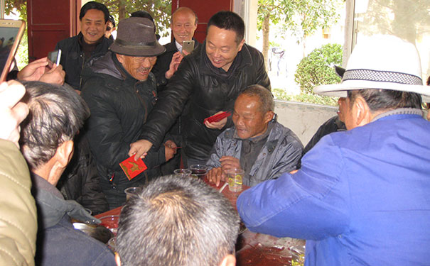 董事長龍其準先生到福利院慰問孤寡老人 董事長龍其準先生到福利院慰問孤寡老人