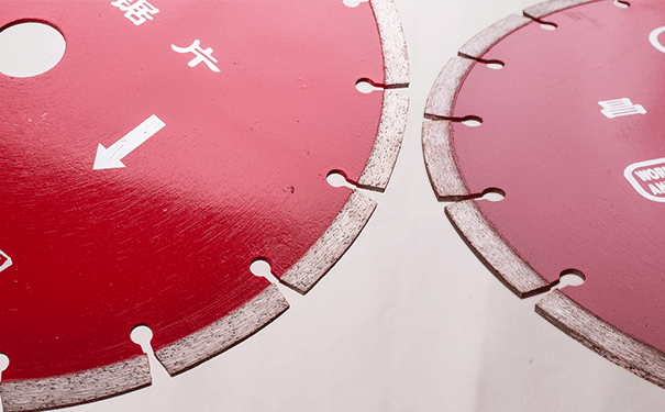 金剛石切割片切割時怎樣操作更有利于金剛石刀頭? 金剛石切割片切割時怎樣操作更有利于金剛石刀頭?