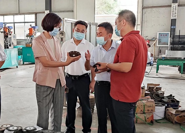 鄂州市委常委、統(tǒng)戰(zhàn)部部長鄒霞一行蒞臨昌利公司調(diào)研指導(dǎo) 鄂州市委常委、統(tǒng)戰(zhàn)部部長鄒霞一行蒞臨昌利公司調(diào)研指導(dǎo)