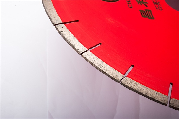 利用石材專(zhuān)用鋸片切割石料前你了解它的硬度嗎?